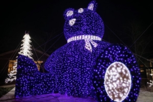 R&K Decorations - oversize lighted teddy bear